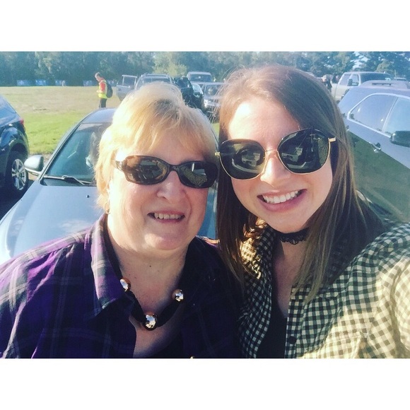 Meet your Posher, Julia - Picture 1 of 1